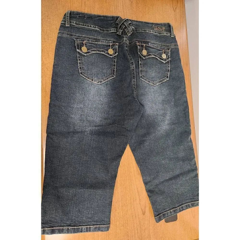 Bubblegum 16 Dark Blue denim capris. Measures approx 36 waist, 18 inseam and 11